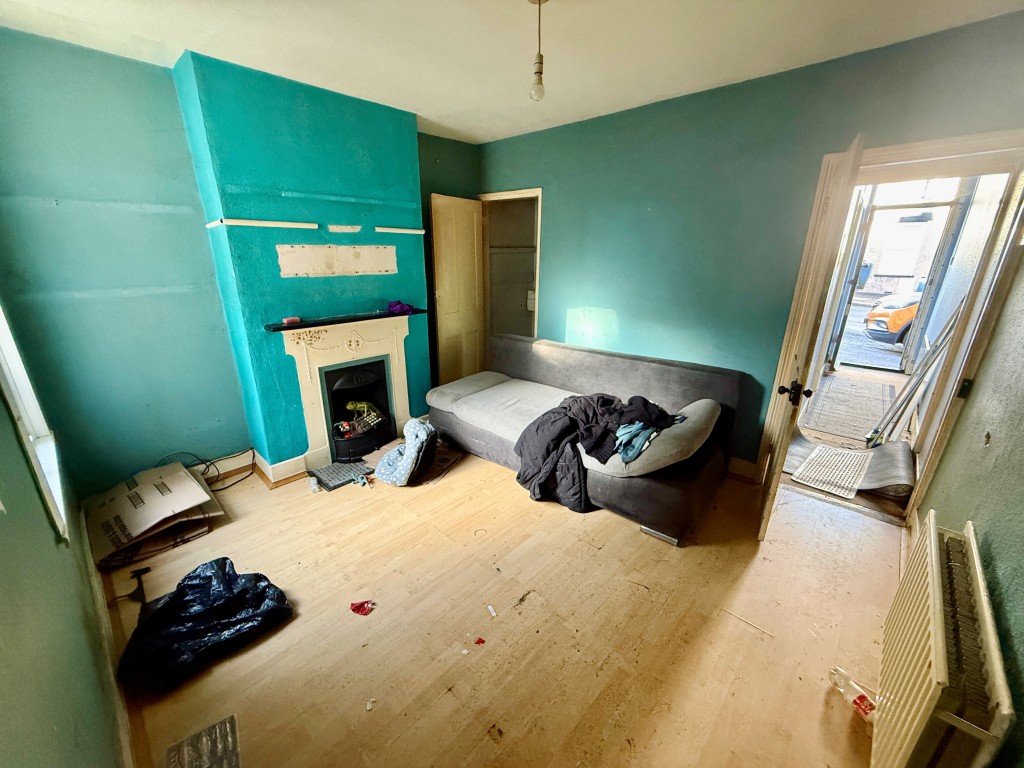 Lot: 162 - MID-TERRACE HOUSE FOR IMPROVEMENT - Dining room